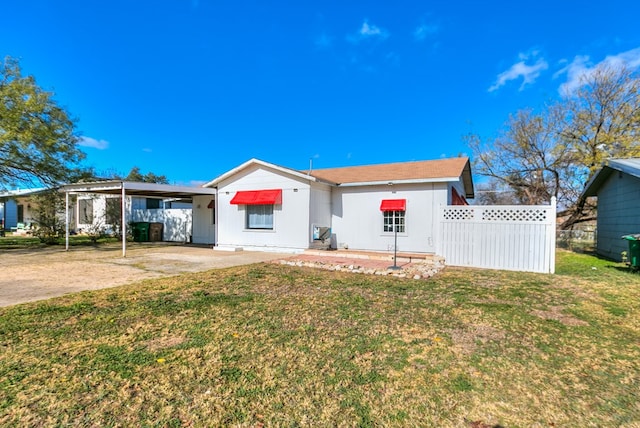 view of front of property with a front lawn