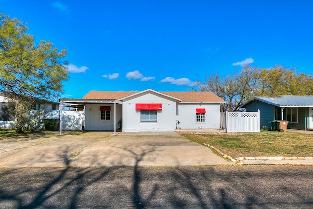 single story home featuring a carport and a front yard