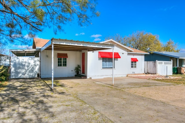 view of front facade featuring a carport