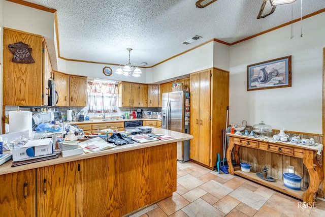 kitchen featuring a chandelier, stainless steel appliances, kitchen peninsula, and sink