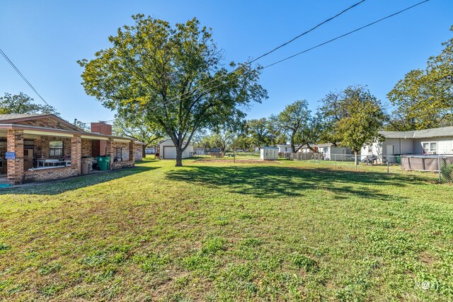 view of yard with an outbuilding