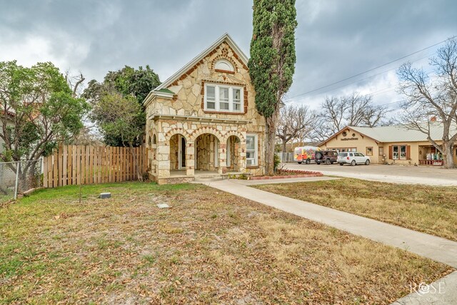 view of front of property featuring a front lawn