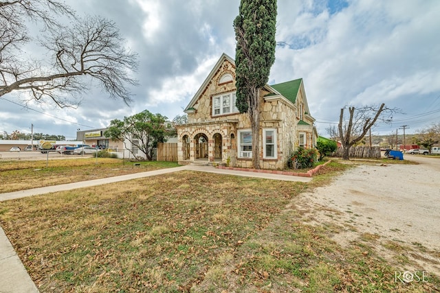 view of front of house with a front lawn