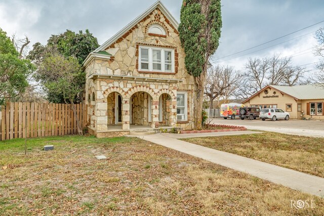 view of front of house with a front lawn and covered porch