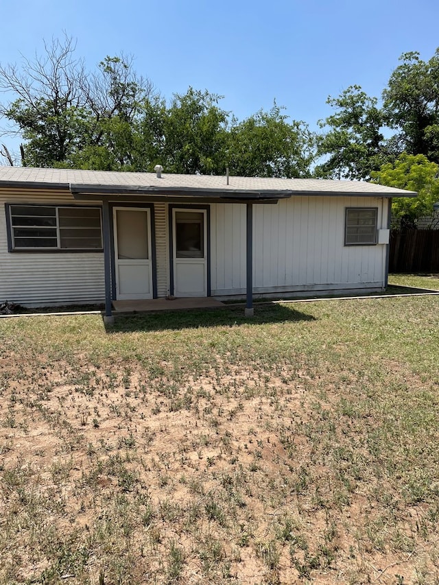 131 Oakwood St, San Angelo, TX 76903 - ranch-style home with a front yard