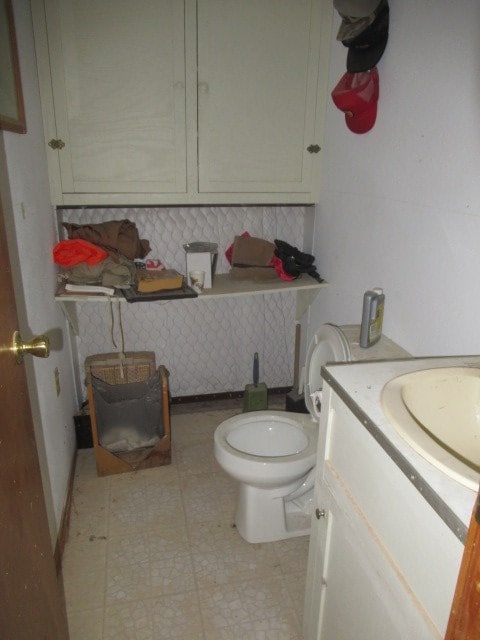 bathroom with vanity, tasteful backsplash, and toilet