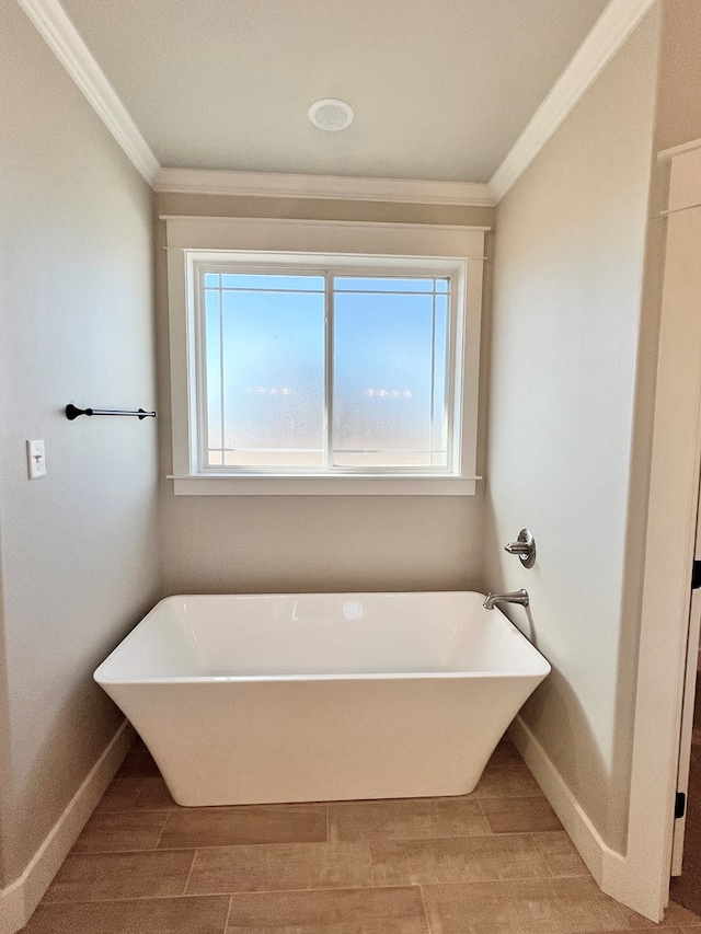 bathroom featuring crown molding and a bathtub