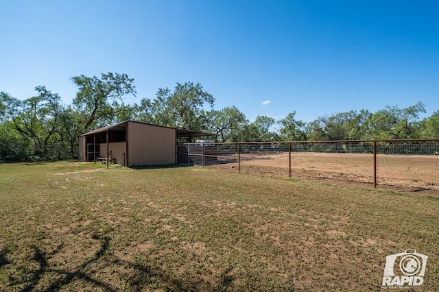 view of yard featuring an outbuilding