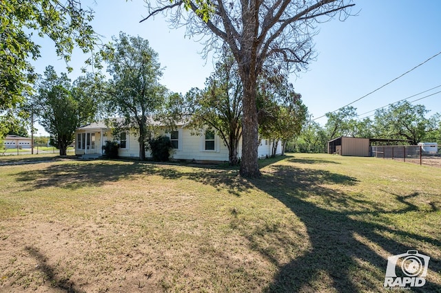 view of yard with an outbuilding