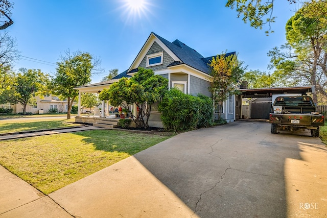 view of front facade featuring a carport and a front lawn