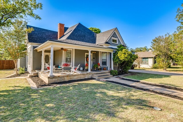 view of front of home featuring covered porch and a front lawn