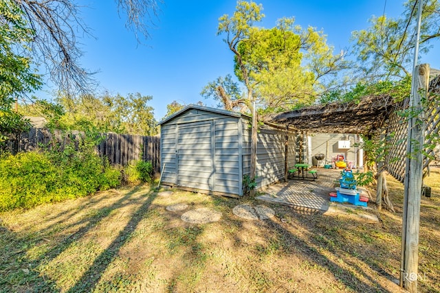 view of yard with a shed