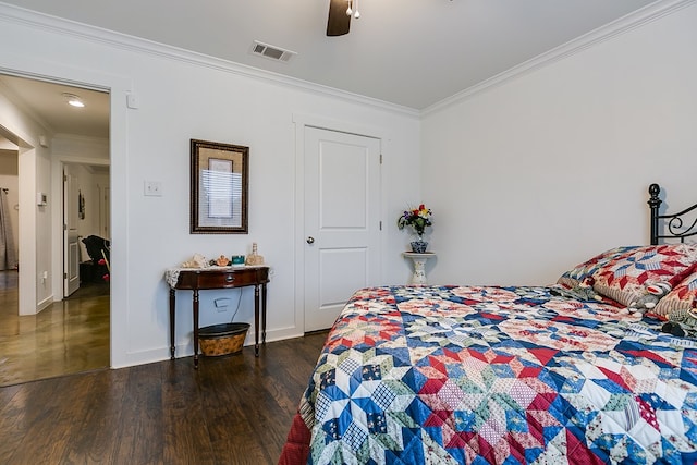 bedroom with wood finished floors, visible vents, baseboards, a ceiling fan, and ornamental molding