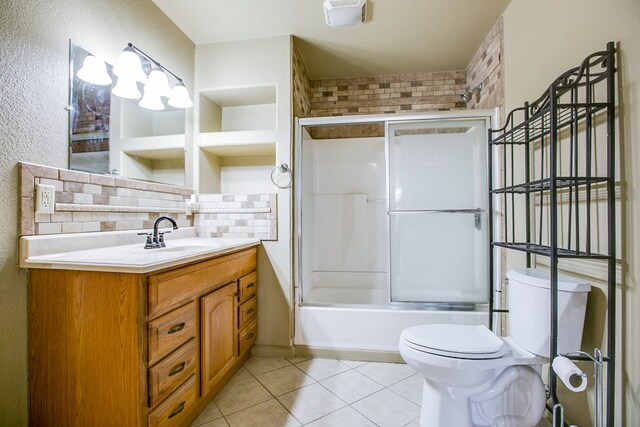 220 Mcdowell St, Bronte, TX 76933 - full bath featuring tile patterned floors, vanity, decorative backsplash, and enclosed tub / shower combo