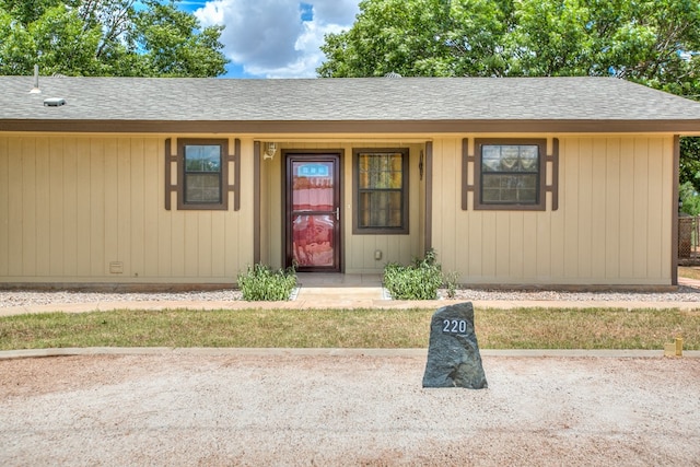 220 Mcdowell St, Bronte, TX 76933 - ranch-style home featuring roof with shingles