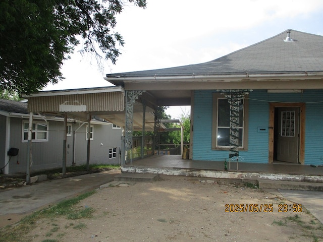 621 E Harris Ave, San Angelo, TX 76903 - view of front of house with a porch and a shingled roof
