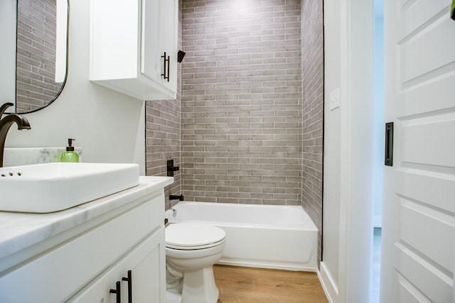 3609 Clearview Dr, San Angelo, TX 76904 - full bath featuring vanity, wood finished floors, and shower / tub combination