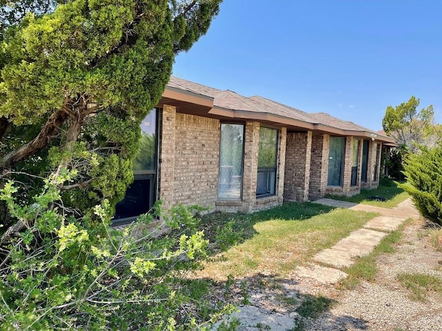 165 Edinburgh Rd, San Angelo, TX 76901 - view of side of property featuring brick siding and a yard