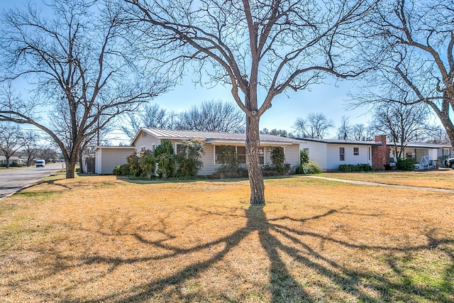 ranch-style house featuring a front lawn