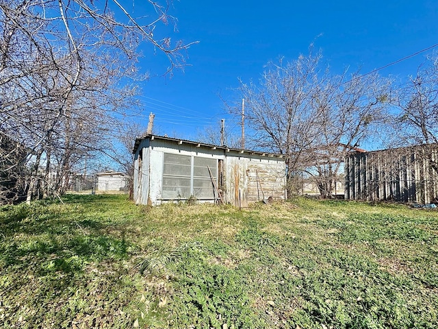 view of yard featuring an outbuilding