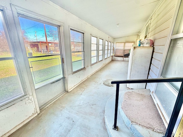 sunroom with lofted ceiling