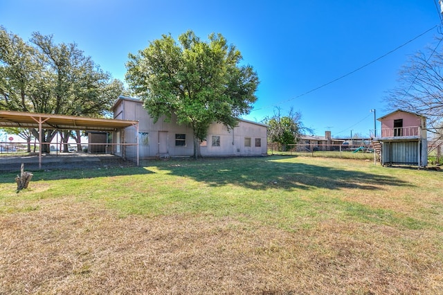 view of yard featuring an outbuilding