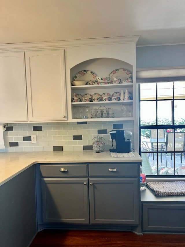 2708 A & M Ave, San Angelo, TX 76904 - bar area with backsplash and ornamental molding