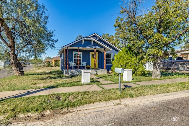 bungalow featuring a front lawn