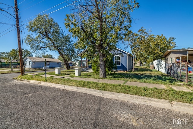 view of front of property featuring a front lawn