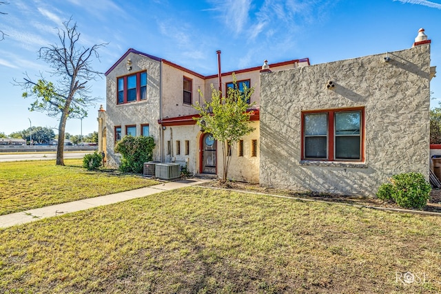 view of front of house featuring a front lawn