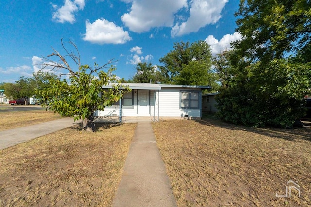 view of front of home featuring a front yard