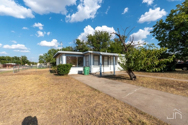 view of front of property featuring a front yard