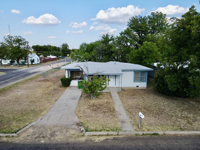 ranch-style house with covered porch