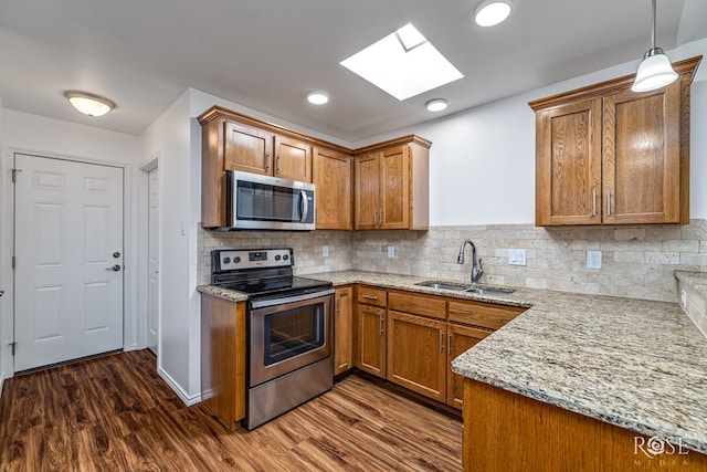 4129 Sedona Trl, San Angelo, TX 76904 - kitchen with stainless steel appliances, a sink, a skylight, dark wood-style floors, and recessed lighting