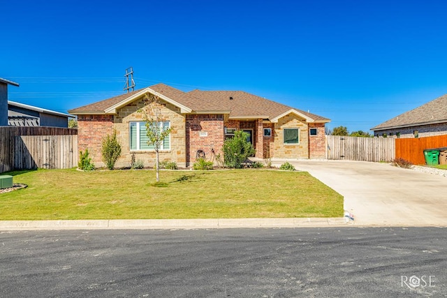 view of front of home featuring a front yard