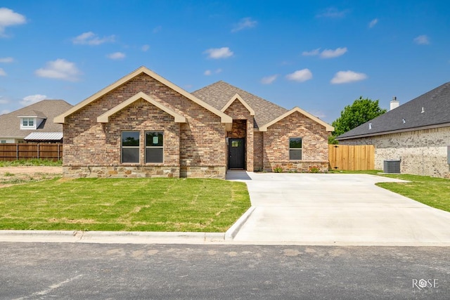 5441 Riviera Ln, San Angelo, TX 76904 - ranch-style home featuring a front lawn, fence, and brick siding