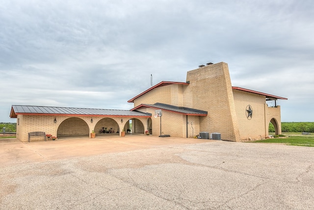 6290 Stokes Rd, San Angelo, TX 76904 - view of building exterior featuring driveway, central AC, and a carport