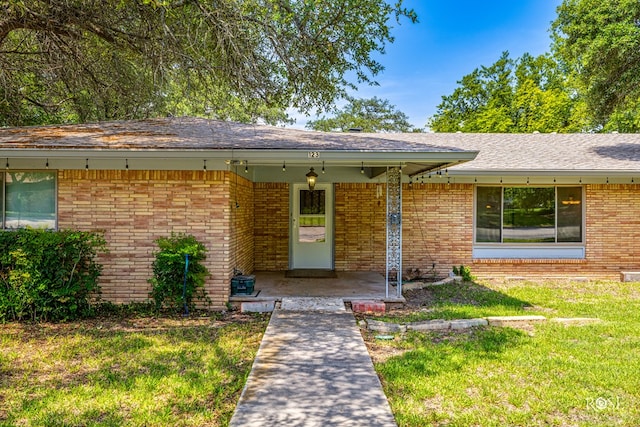 view of front of home with a front lawn