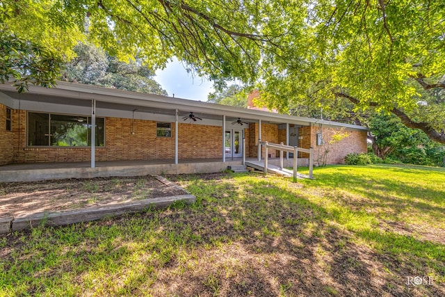 ranch-style home with a front yard and ceiling fan