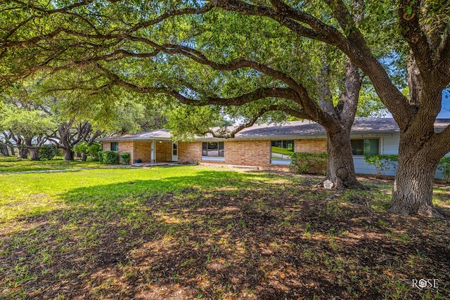 ranch-style house featuring a front yard