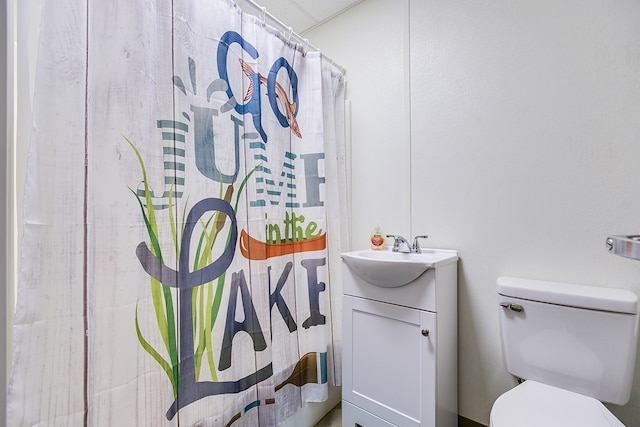 bathroom with vanity, toilet, and curtained shower