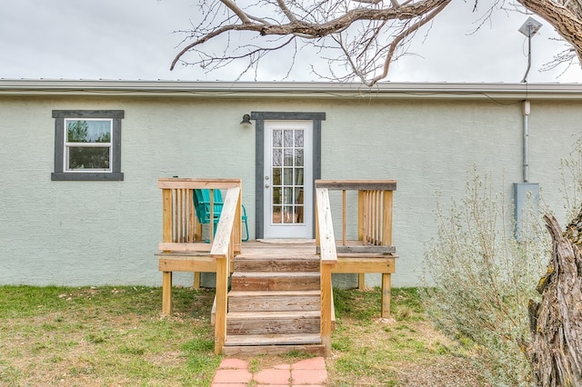 property entrance featuring a deck