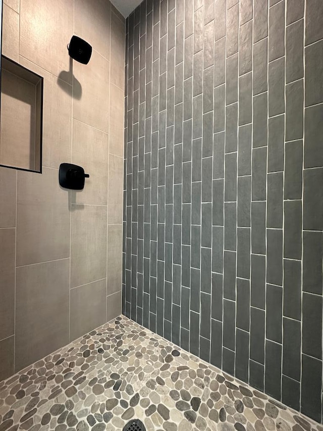 3611 Clearview Dr, San Angelo, TX 76904 - bathroom featuring a tile shower and stone finish flooring