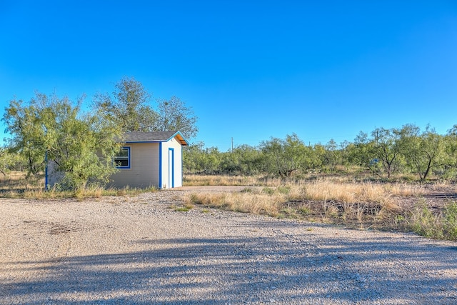 view of yard featuring a shed