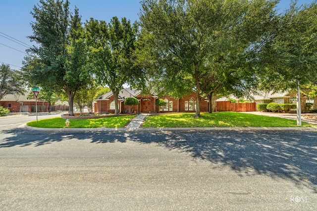 view of front of home featuring a front yard