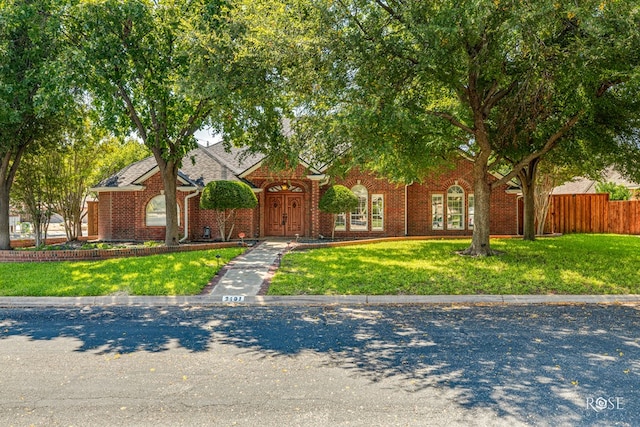 view of front facade featuring a front lawn