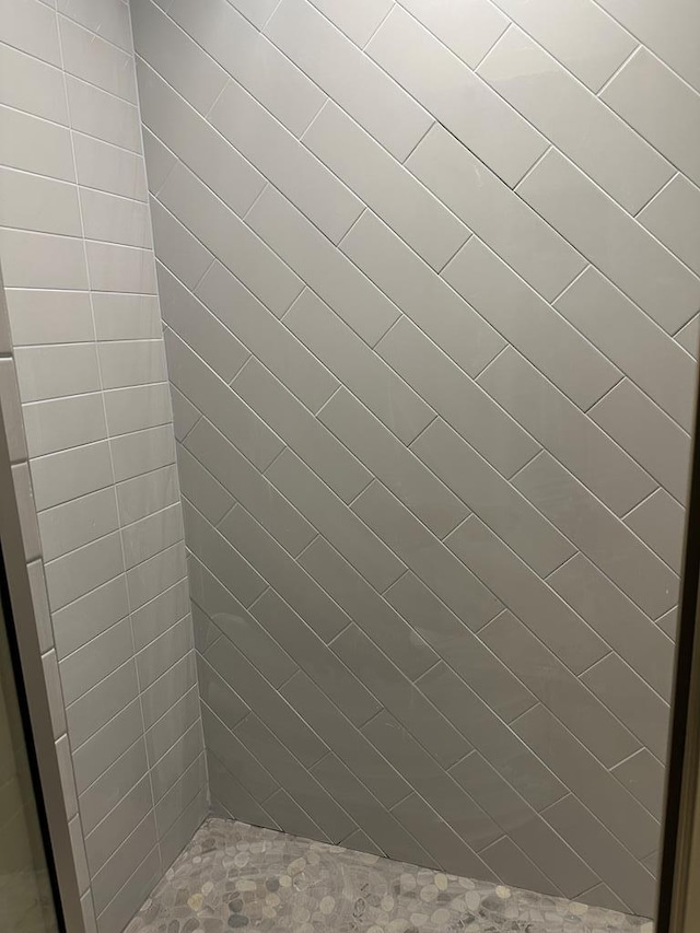 details with a tile shower