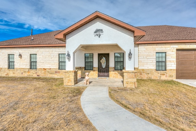 view of front facade featuring a front yard