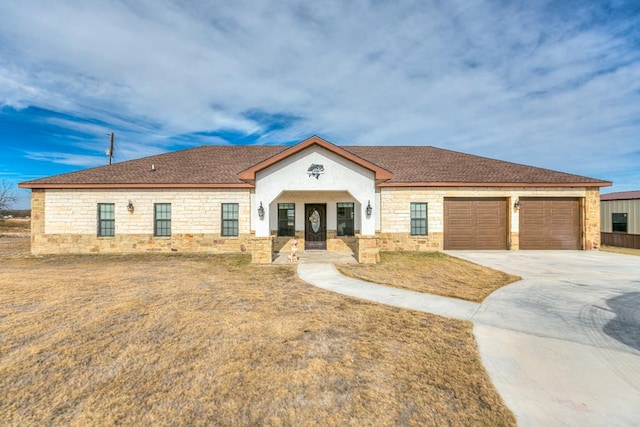 view of front facade with a garage and a front yard