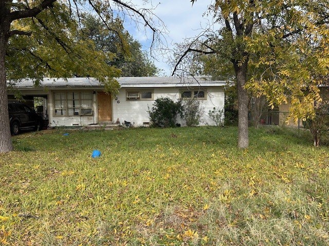 view of front of house featuring a carport and a front lawn